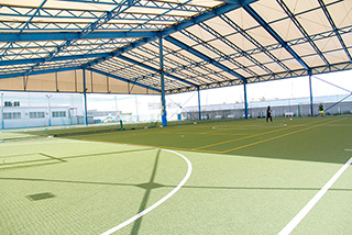 屋根のあるグラウンド