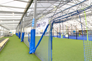 屋根のあるグラウンド